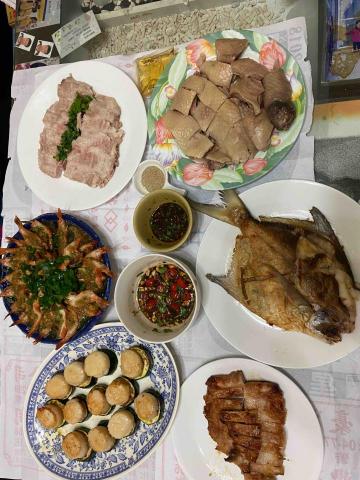 提供煮飯服務的專家黃湘庭（餐飲系畢業）