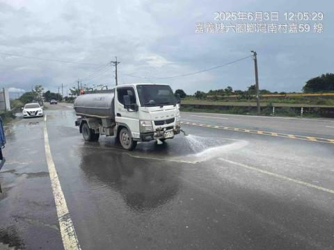 力鑫水車工程有限公司 - 路面清洗找我們就對了
路面有淤泥是非常危險的
常常造成騎士的摔倒等等交通意外
一定盡快找我們過去處理喔