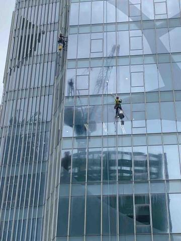 葉志瑋 - 外牆清洗玻璃