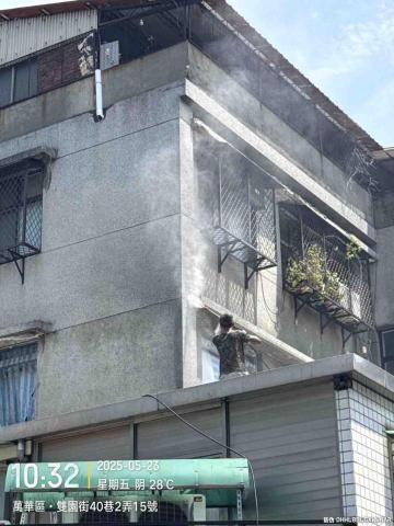 菘宥工程 - 使用高壓水柱對外牆進行深層清洗，有效去除表面灰塵、青苔、油漬與附著物，恢復建物外觀，並為後續防水或塗裝作業打好基礎。