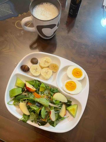 Lena - 貝比生菜+綜合水果 油醋沙拉～低碳之虞，是更多的品嚐各種滋味，水果的甜令人愉悅，每種都一點點卻不必多，讓味蕾盡情感受水果與蔬菜的鮮甜搭配