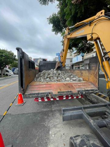 建揚鑫業有限公司 - 合法廢棄物及土方清運
