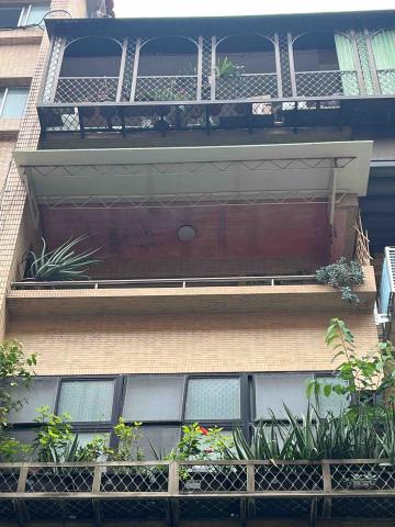 佳昇鋁門窗 - 左邊凸10公分是正常做法右邊是客人想多延伸過去 所以左右2邊不一樣大