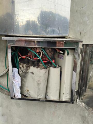 瑋成水電裝修工作室 - 施工中：電容器更換作業