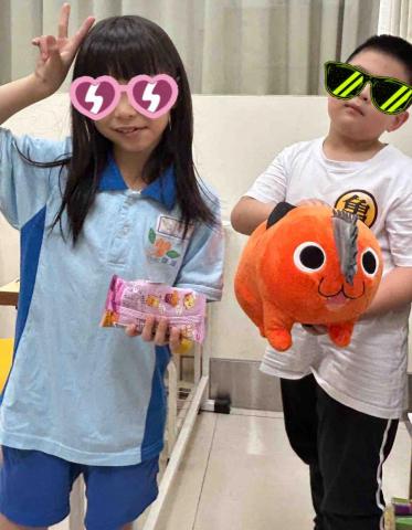 劉雨瑈 - 我曾經在安親班任職一段時間，照片為孩子們期中考後同樂會的歡樂時光！