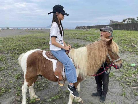 林佳諭 - 陪伴康橋學生參加班遊 林佳諭 - 陪伴康橋學生參加班遊