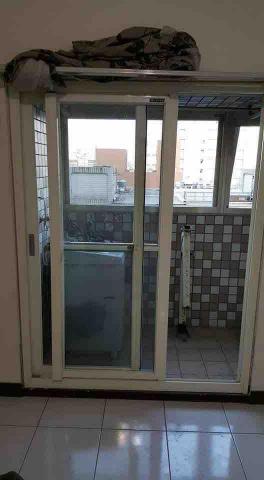 佳昇鋁門窗 - 64快速道路旁正新落地窗配5+8+5膠合強化玻璃 真的是有夠重