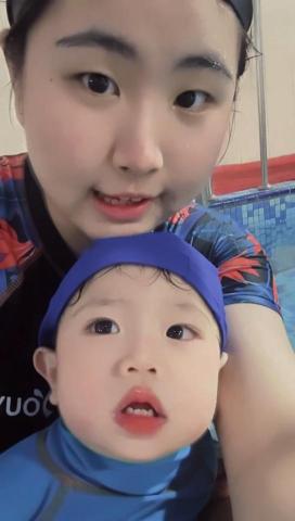 施伊淳 - 這是帶我們家小老弟去游泳的照片