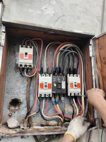 瑋成水電裝修工作室 - 施工中：電容器更換作業