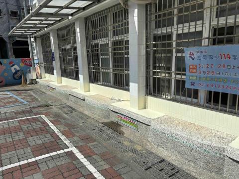 賴冠宇 - 一樓外牆盆栽，挖掉泥作填平後上防水漆（公家機關場）