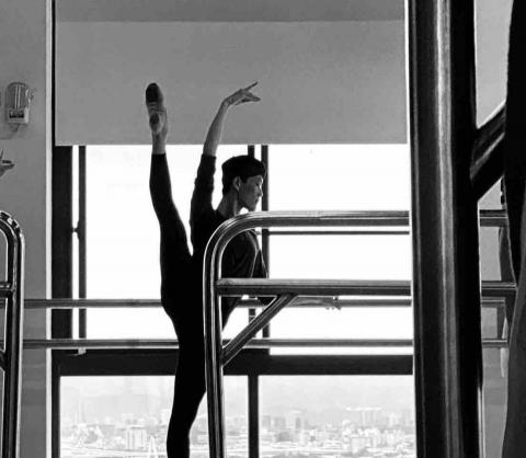 伍哲志 - 芭蕾_Adagio把桿組合_側拍