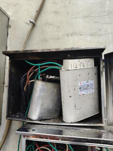 瑋成水電裝修工作室 - 施工中：電容器更換作業