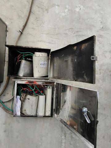 瑋成水電裝修工作室 - 施工中：電容器更換作業