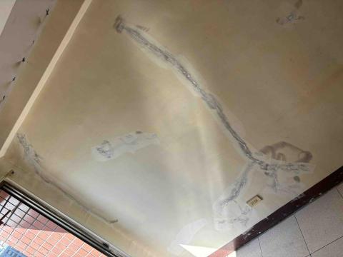 賴冠宇 - 裂縫批土