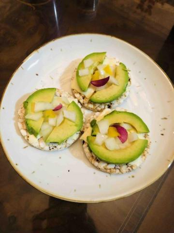 Lena - 低碳早餐～酪梨起司米餅+洋蔥丁+檸檬汁
3片米餅=1/4碗飯，吃起來比飯有趣多了，覺的好吃，想多吃2片也沒負擔！