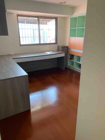 快樂蜂 - 裝潢細清，木質地板洗地後，完整度極佳