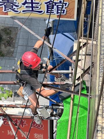威達實業 - 人工草皮和遮雨棚