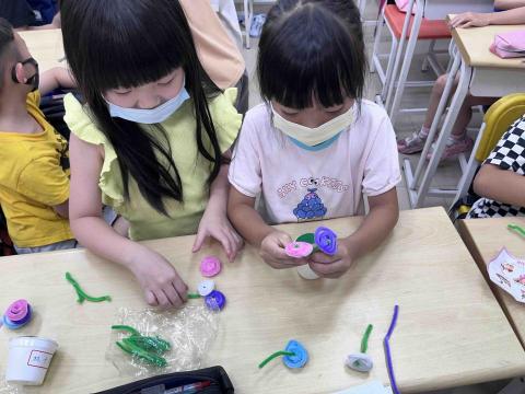 錢芋卉 - 母親節，教小朋友們做康乃馨手工藝～給辛苦的媽媽們一個驚喜！