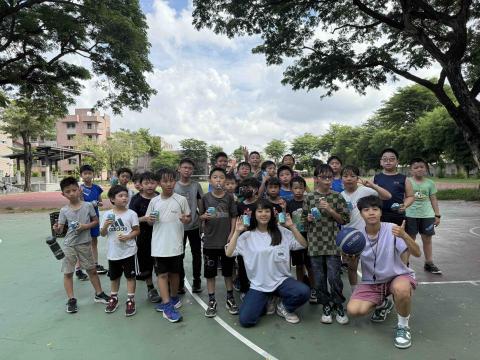 黃筱淇 - 擔任國小的籃球社團指導老師