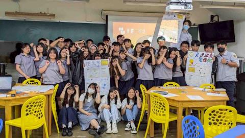 錢芋卉 - 製作學校畢業專題時，和團隊至淡江高中人社班實施自己設計的工作坊課程。