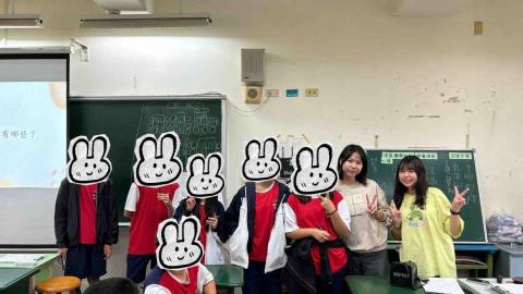 陳亭妤 - 與學生們合影