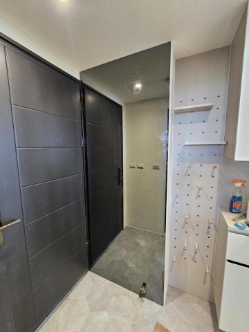 宇辰玻璃有限公司 - 玄關門後灰鏡