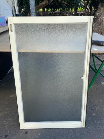 咪吉修繕門窗 - 更換玻璃，不管是窗戶的還是門的、圍籬的都能更換，預約到府更換玻璃，透明、霧面、強化、膠合、隔音玻璃都能更換。