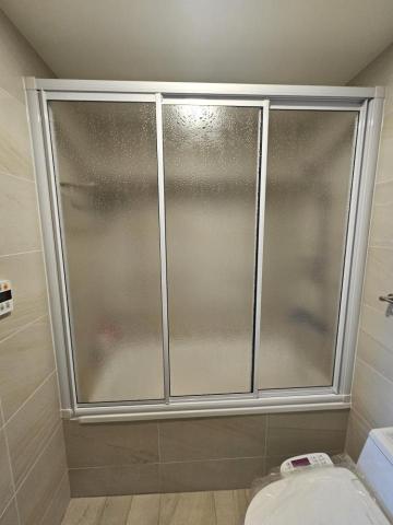 宇辰玻璃有限公司 - 浴缸上一式三拉  白色框+水滴板   另可加裝毛巾桿