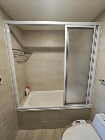 宇辰玻璃有限公司 - 浴缸上一式三拉  白色框+水滴板  可加毛巾桿