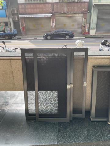 咪吉修繕門窗 - 更換紗網，不管是紗窗或紗門，都能更換，紗網的種類，牛筋網、防小黑蚊網、不鏽鋼網、防霾網多種產品，每種紗網都有它的優缺點與適用地方，每種價差都不一樣。