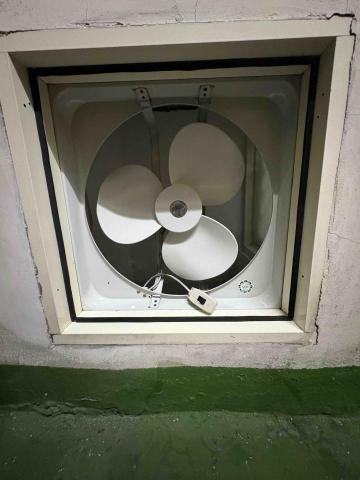 個人工作室 - 框與窗之間，墊上一層鋁門窗專用隔音泡棉，增加密合度。