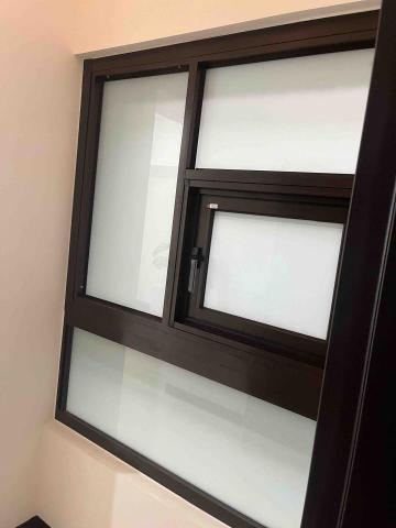 佳昇鋁門窗 - 橫拉窗改固定窗+推窗 到時候系統櫃會把固定玻璃的部分封掉只漏出推窗部分