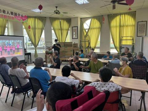 葉秉翰 - 多次帶領長輩做團體活動