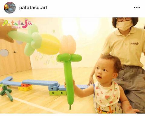 魏于恩 - 於畫室耐心教導幼兒小朋友