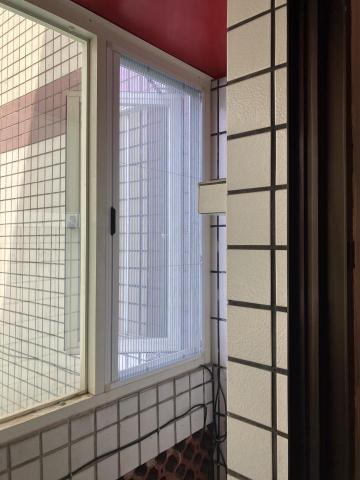 咪吉修繕門窗 - 摺疊紗窗原先運用在推射窗上，不過經過幾年來摺疊紗窗也用在玄關、房間、後陽台甚至一些陽台上，因為它不占空間，又能有防蚊與兼具美觀，近年來廣受客戶群的喜賴。