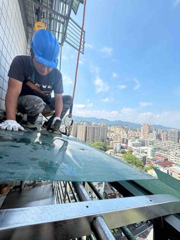 冠安冷氣空調 冷氣安裝清洗保養 - 拆除舊有採光罩