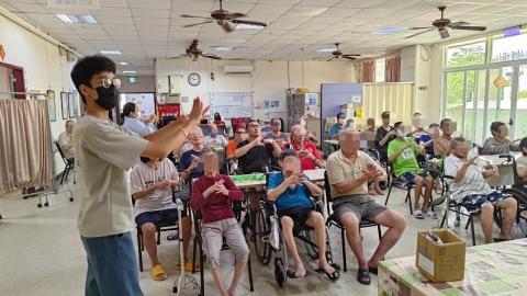 葉秉翰 - 帶領長輩做十巧手，增進指頭靈活度