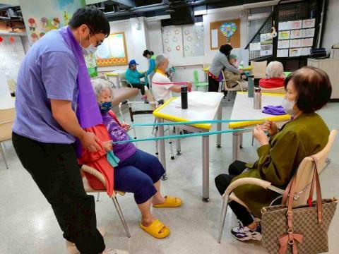 Ray小古/健身教練/長照社工 - 長照機構