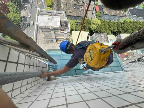 冠安冷氣空調 冷氣安裝清洗保養 - 20樓更換採光罩