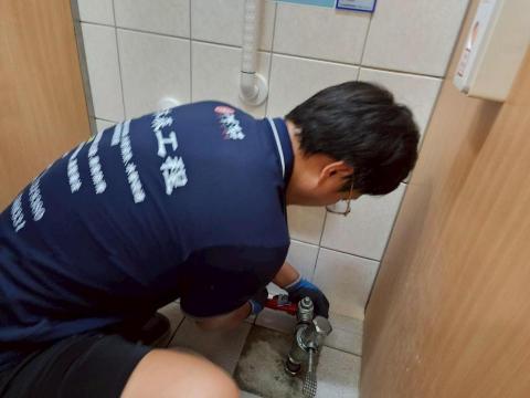 杊沐森科技抓漏-鳳山營業處 - 更換蹲式沖水開關