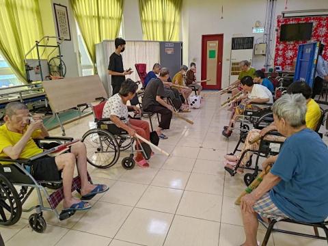 葉秉翰 - 訓練長輩上肢肌力