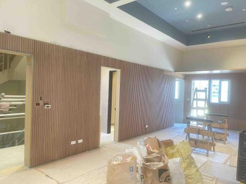 以勒企業社臻至油漆工程 - 台中市北屯區台灣第一味飲料企業總部4樓格柵染色完工後的照片