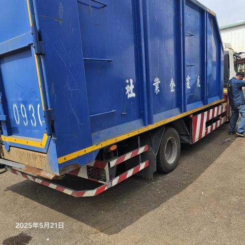 展霆廢棄物清除政府立案合法經營 - 11噸夾子車