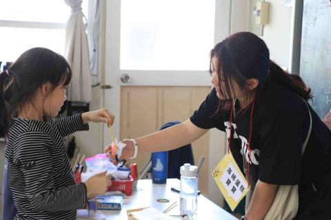 林妍希 - 寒假時參加帶小朋友的營隊！