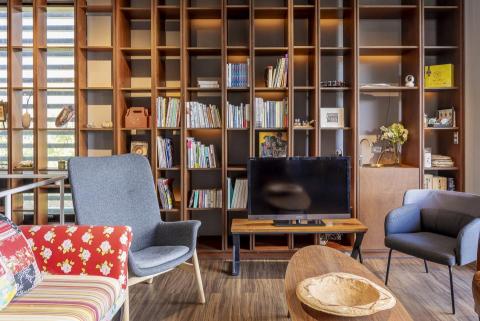 河岸蘭亭｜一站式多風格實景拍攝空間 - 整面書牆打造沉靜書香氛圍，特別適合線上課程拍攝與知識型內容創作