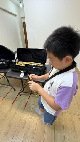 千弦爵士鋼琴音樂藝術 - 學習薩克斯風的孩子