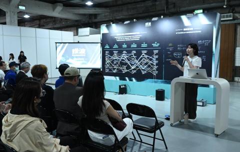 Vicky - 擔任政治大學數位內容學位的畢業展開幕茶會主持人(地點：華山1914文化創意產業園區)