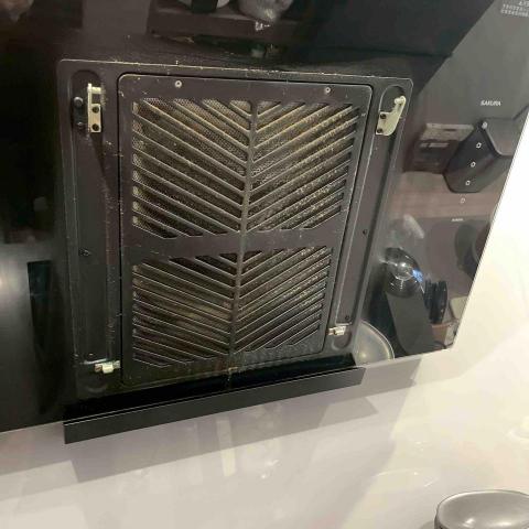 小松鼠清潔🐿️ - 廚房油煙網清潔（施作前）
肉眼可見大量油污殘渣