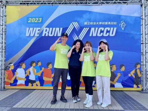 Vicky - 擔任政治大學校園馬拉松住持群(右一)