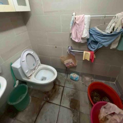 小松鼠清潔🐿️ - 浴室清潔（施作前）
大量可見髒污